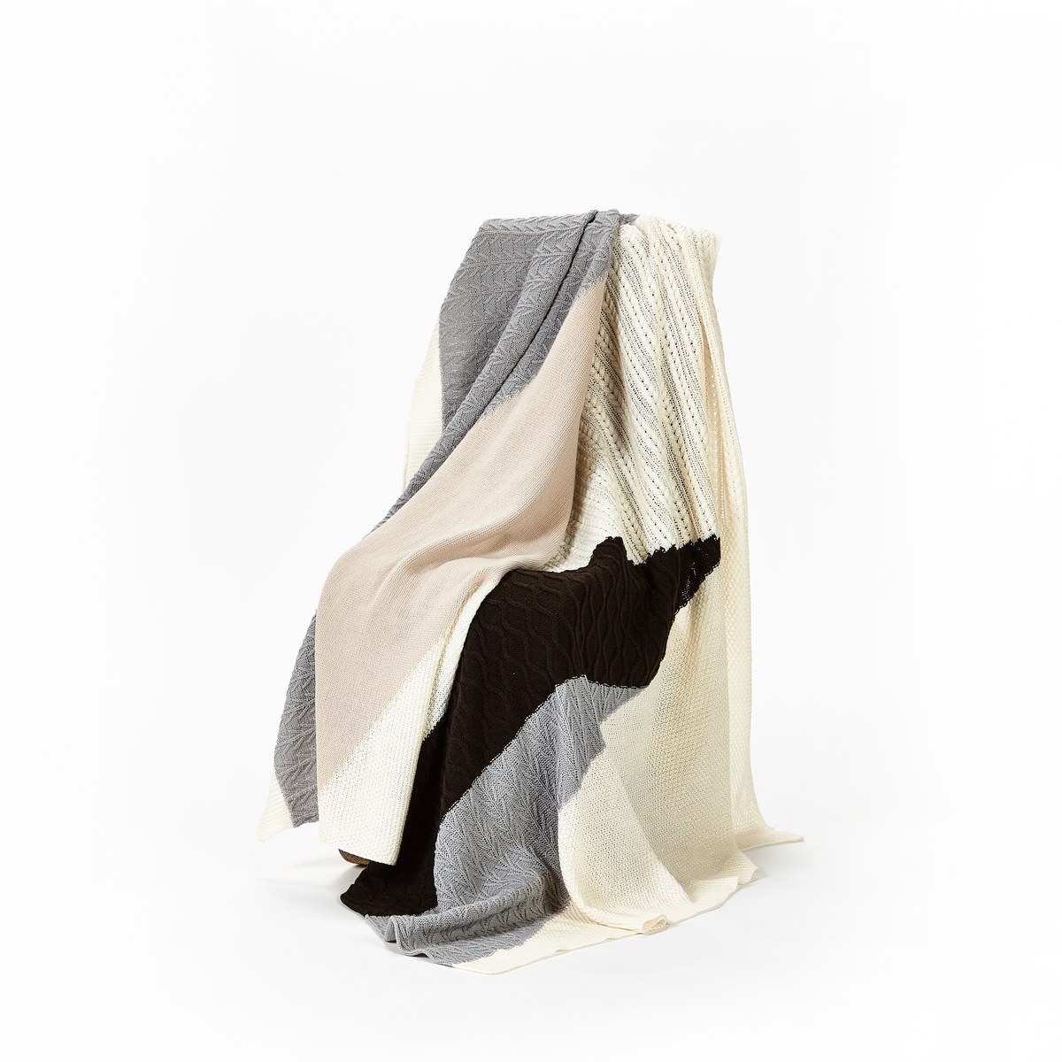 White and black graphic throw